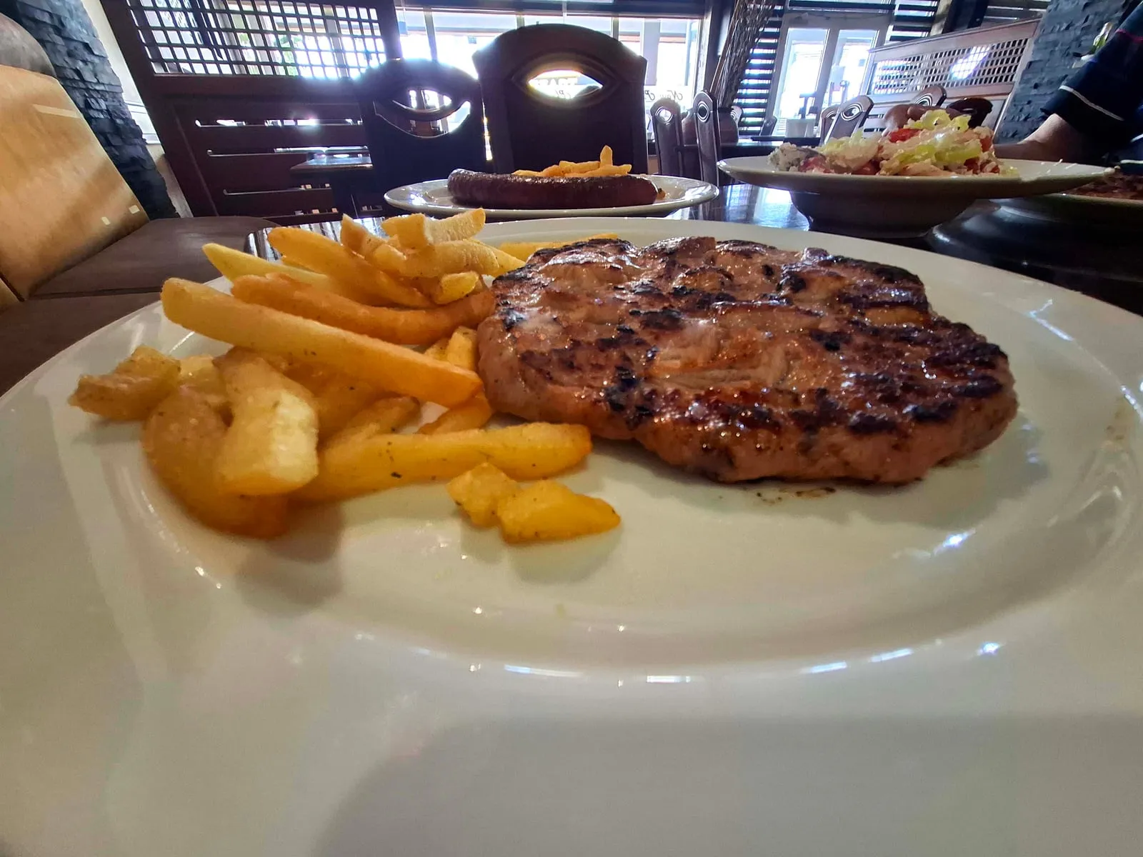 Pljeskavica sa pomfritom na tanjiru